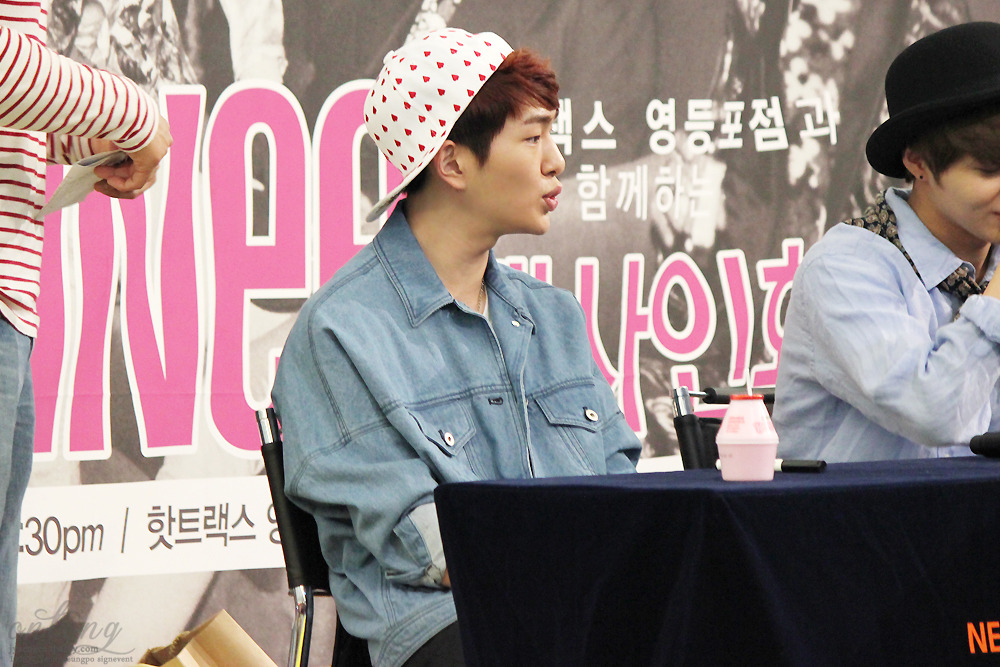 130512 Onew @ "Why So Serious" Fansigning #9: Yongdeungpo Tumblr_mn2vs4EUec1r8fs1io1_1280