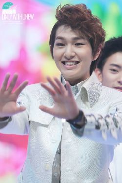 121231/130101 Onew @ MBC Gayo Daejun Tumblr_mfxj67MRmP1qdtvhxo6_250