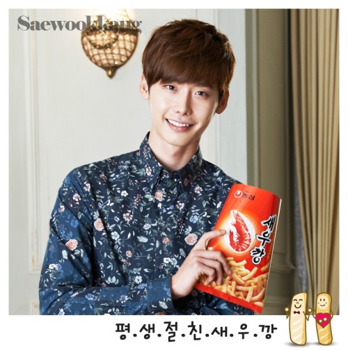 [PICS][11/9/2013] Lee Jong Suk endorsing Saewookkang (Nongshim Shrimp Cracker)  Tumblr_msu1j8wseC1qb5mc5o2_500