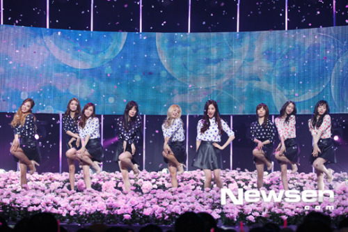 [OTHER][06-03-2014]Hình ảnh mới nhất từ sân khấu Comeback của SNSD trên các chương trình âm nhạc cuối tuần Tumblr_n20hdsRemY1sewbc1o2_500