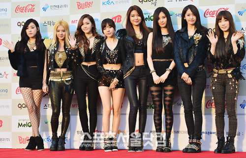 [PIC][12-02-2014]Hình ảnh mới nhất từ "THE 3RD GAONCHART K-POP AWARDS" của SNSD + MC Yuri vào tối nay Tumblr_n0vkn4mPFX1sewbc1o1_500