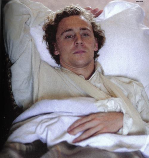 Tom Hiddleston egyéb filmjei - Page 8 Tumblr_moeffk110N1s494gfo1_500