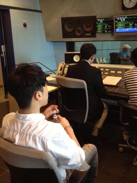 [7/10/13][Pho] Sound Fan Radio Website đăng ảnh Seungri trong phòng thu Tumblr_muat4d0WLj1qb2yato3_500