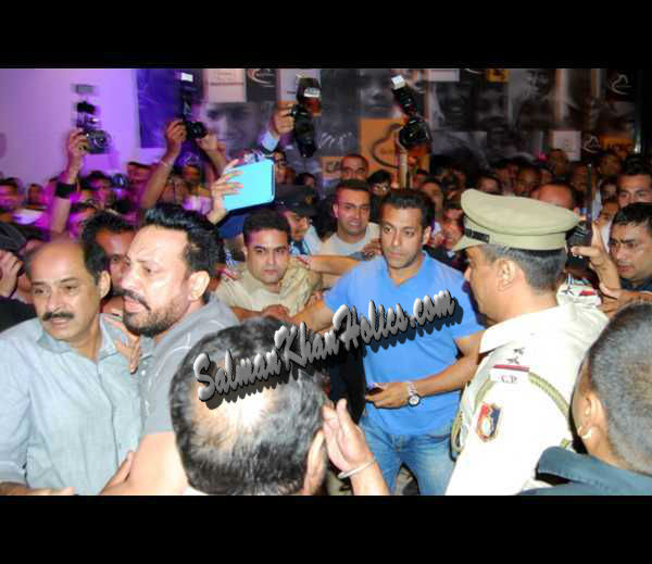2013 -       ★ Salman Khan at Elante Mall in Chandigarh to Launch Being Human Store ( May 2nd 2013 ) !!! Tumblr_mm7oawCcrZ1qctnzso4_r1_1280