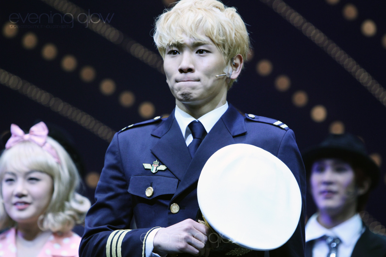 121218 Key @ Catch Me If You Can Musical Tumblr_mf8yh65SP21r5kb7po1_1280