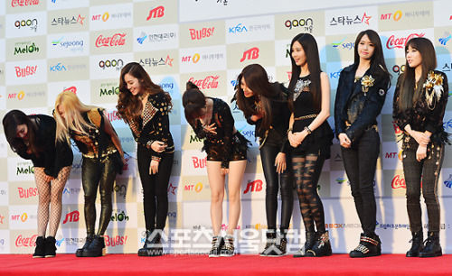 [PIC][12-02-2014]Hình ảnh mới nhất từ "THE 3RD GAONCHART K-POP AWARDS" của SNSD + MC Yuri vào tối nay Tumblr_n0vkn4mPFX1sewbc1o2_r1_500