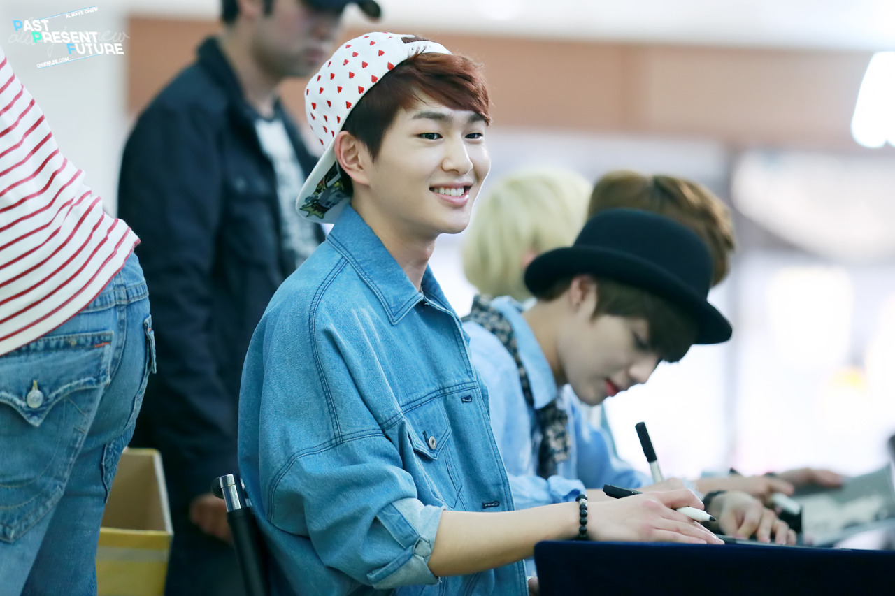 130512 Onew @ "Why So Serious" Fansigning #9: Yongdeungpo Tumblr_mn5klmSjso1r8fs1io1_1280