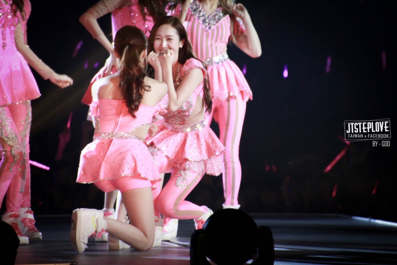 [PIC][08/09/10-11-2013]Hình ảnh mới nhất từ "2013 Girls' Generation's World Tour – Girls & Peace in HongKong" của SNSD (P3)  - Page 8 Tumblr_myzisgDs3t1sewbc1o2_1280