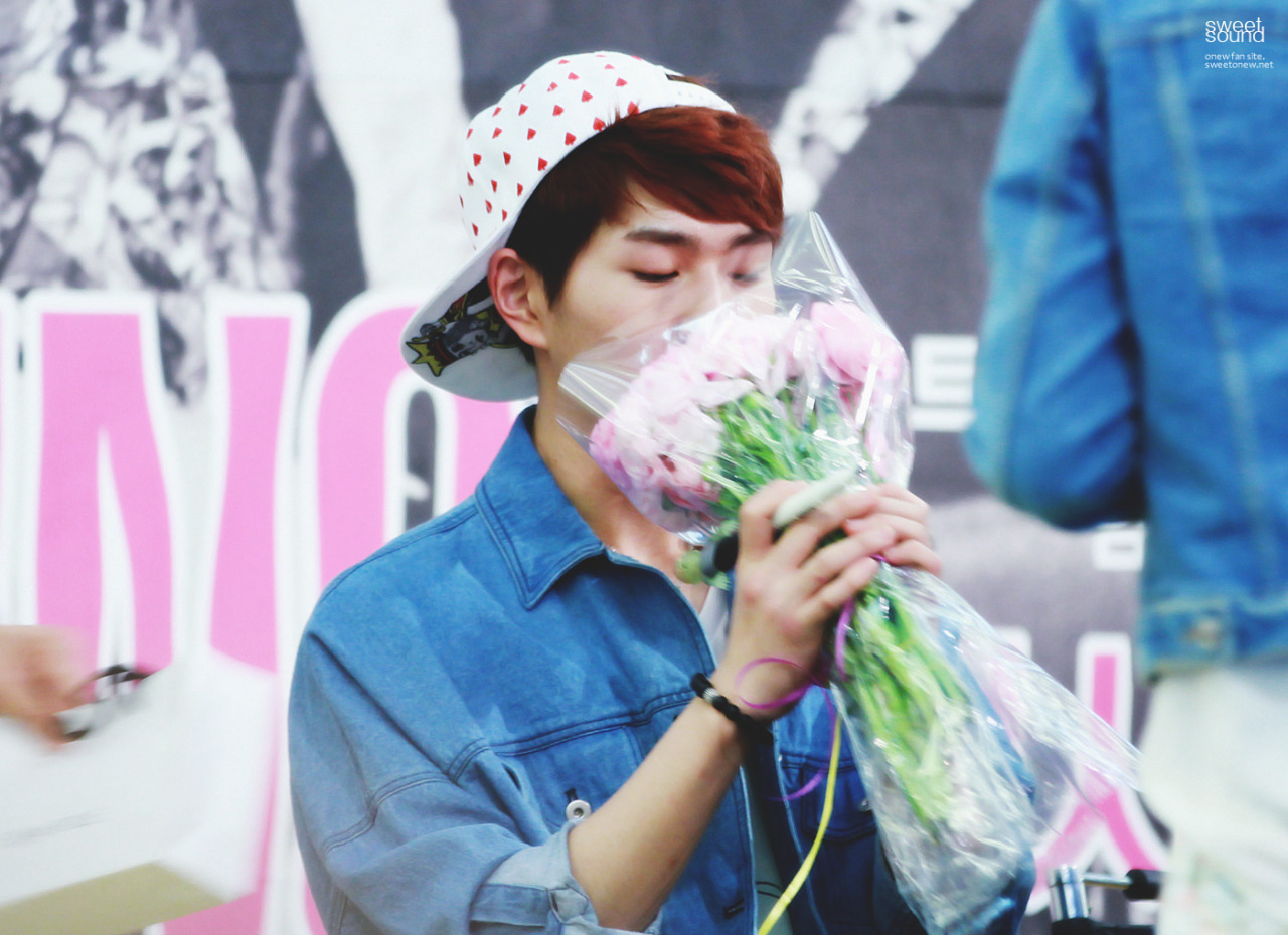 130512 Onew @ "Why So Serious" Fansigning #9: Yongdeungpo Tumblr_mmsfgrdvDR1r8fs1io1_1280