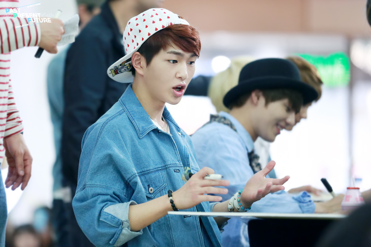 130512 Onew @ "Why So Serious" Fansigning #9: Yongdeungpo Tumblr_mn5krkW3kv1r8fs1io1_1280