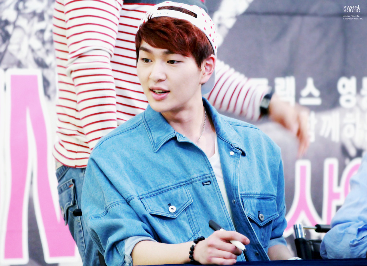 130512 Onew @ "Why So Serious" Fansigning #9: Yongdeungpo Tumblr_mmsfcexv8w1r8fs1io1_1280