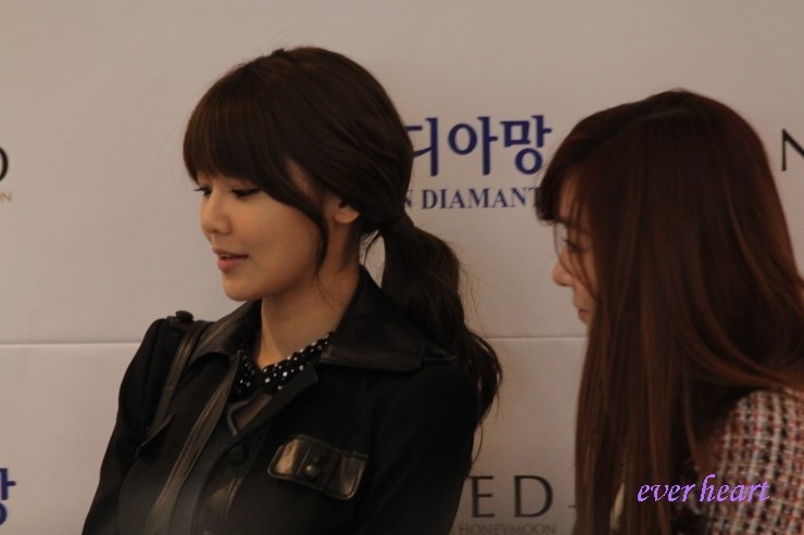 [PIC][16-12-2012]Tiffany và SooYoung đến tham dự lễ cưới của Hong Rok-ki vào trưa nay Tumblr_mf4nqtnS4Q1rs68xto2_1280