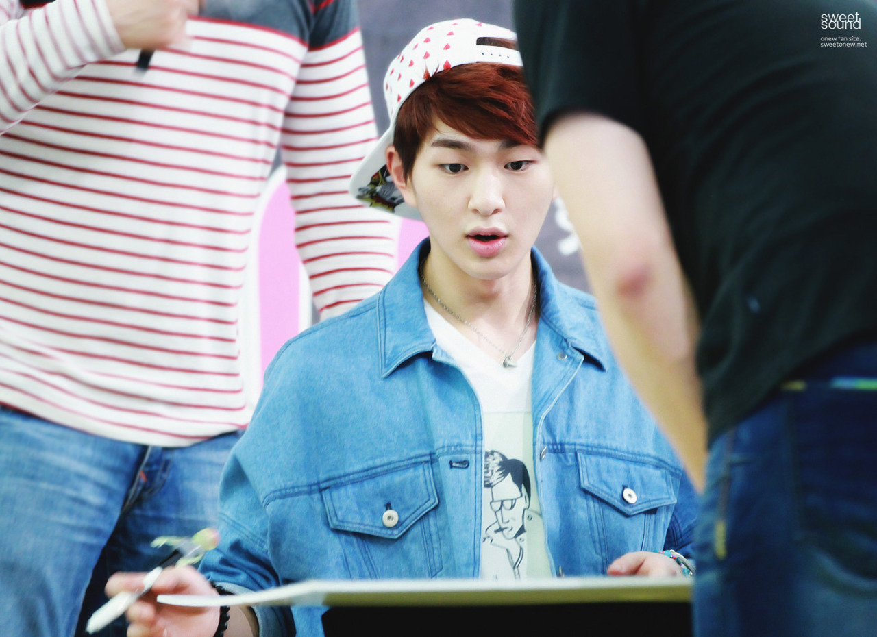 130512 Onew @ "Why So Serious" Fansigning #9: Yongdeungpo Tumblr_mmsfj1Nt3Z1r8fs1io1_1280