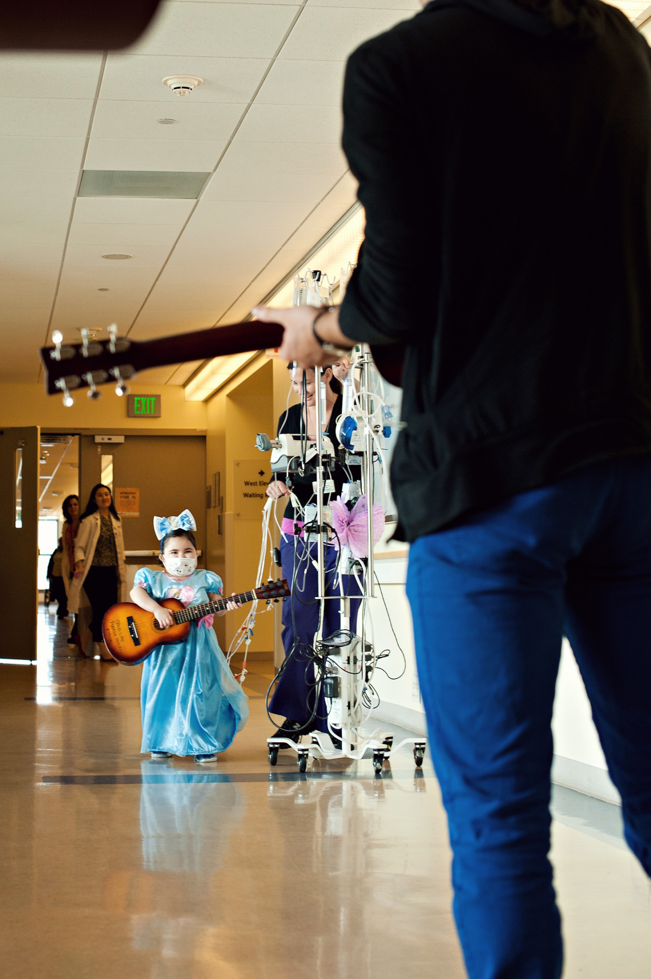 [20.10.13] Visite the UCLA Medical Center with “Musicians On Call” Tumblr_mwvo7eZFCK1qb6gy5o6_1280