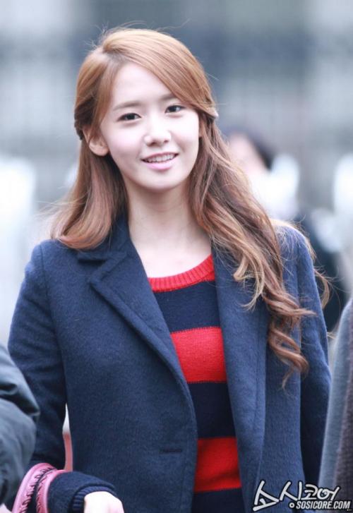 [PIC][28-12-2012]Hình ảnh mới nhất từ Đại nhạc hội "KBS Gayo Daechukje" của MC YoonA được diễn ra vào tối nay - Page 3 Tumblr_mg18e3fPNN1qd704zo1_500