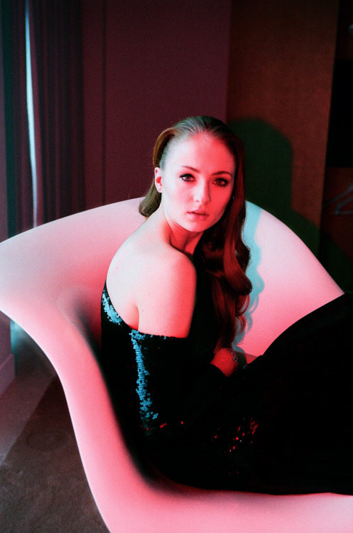 Sophie Turner (Sansa Stark) Tumblr_mno46ayiJi1r857ryo1_500