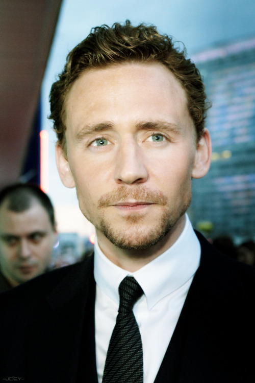 Kedvenc képeink Tom Hiddlestonról No. 1. - Page 11 Tumblr_mhnmz4L9eE1rxgieco2_500