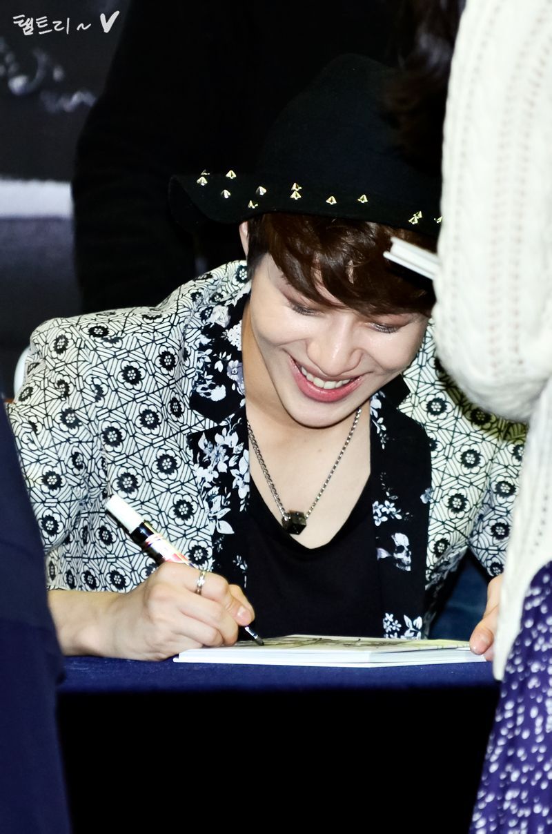 130314 Taemin @ 7th ‘Dream Girl’ Fansign Tumblr_mjqko4OlMn1qdtvhxo2_1280