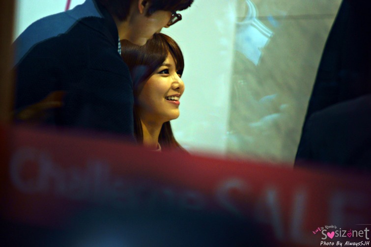 [PIC][06-04-2013]SooYoung xuất hiện tại buổi fansign thứ 2 cho thương hiệu "Double M" vào chiều nay  Tumblr_mku5anDRnS1rs68xto1_1280