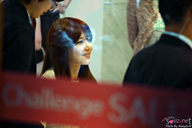 [PIC][06-04-2013]SooYoung xuất hiện tại buổi fansign thứ 2 cho thương hiệu "Double M" vào chiều nay  Tumblr_mku5bnh8X81rs68xto2_1280