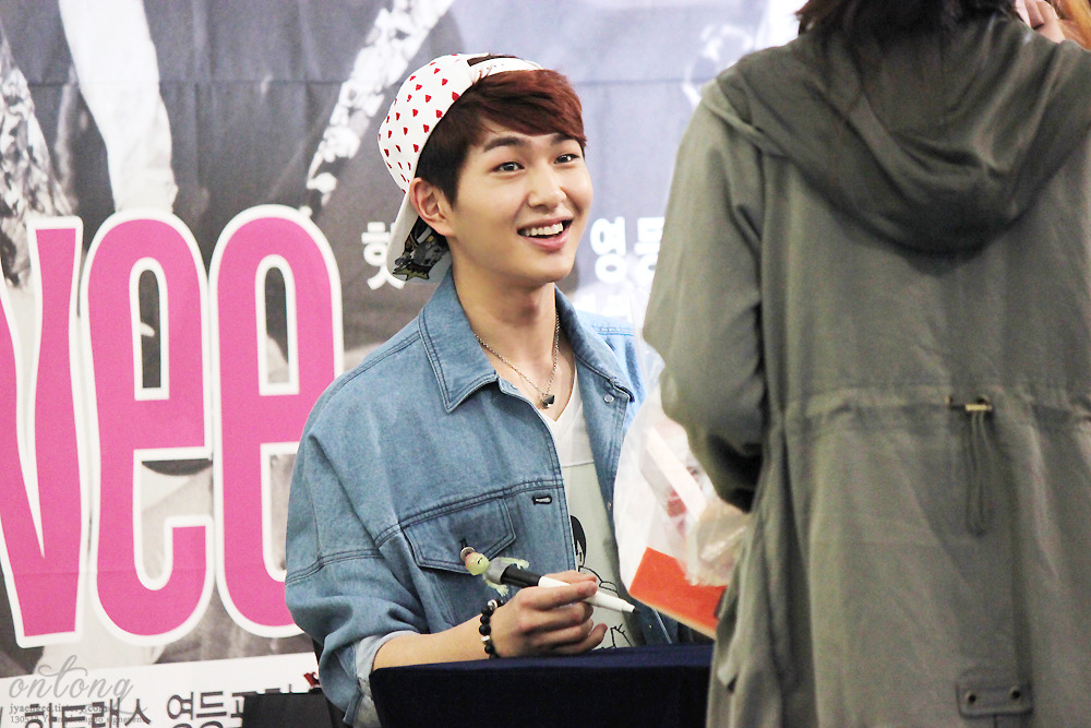 130512 Onew @ "Why So Serious" Fansigning #9: Yongdeungpo Tumblr_mn2vqqPNxb1r8fs1io1_1280