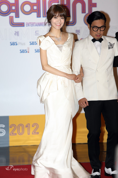 [PIC][30-12-2012]Hình ảnh mới nhất của MC SooYoung tại "2012 SBS Entertainment Awards" tối nay - Page 2 Tumblr_mfxpblgZB51rs68xto2_500