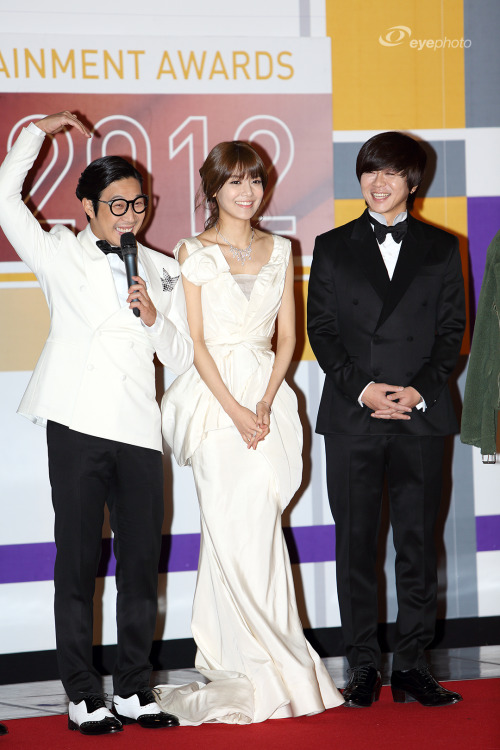 [PIC][30-12-2012]Hình ảnh mới nhất của MC SooYoung tại "2012 SBS Entertainment Awards" tối nay - Page 2 Tumblr_mfxpdbH4P51rs68xto2_500