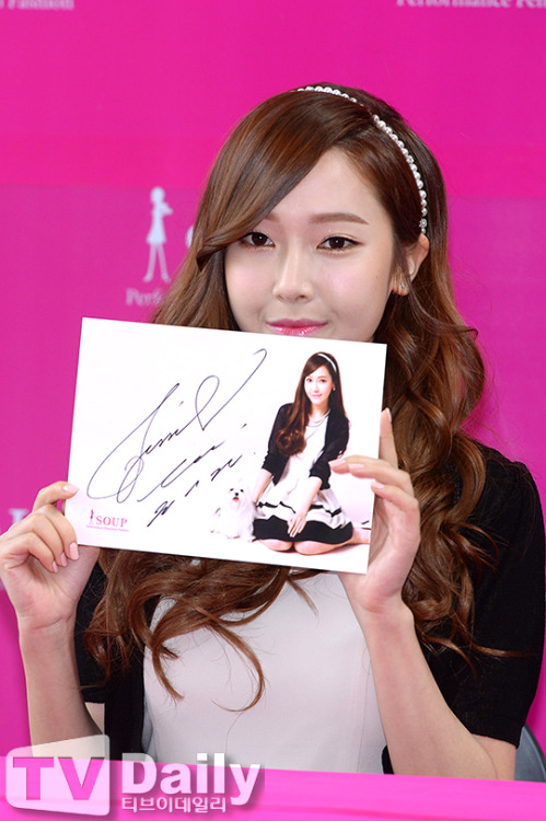 [PIC][04-04-2014]Jessica tham dự buổi fansign cho thương hiệu "SOUP" vào trưa nay Tumblr_n3hszr8SZG1sewbc1o1_500