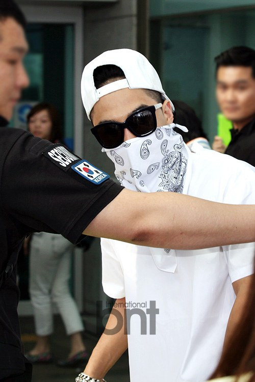 [21/6/13][Pho] GD và Taeyang tại sân bay Incheon đến Malaysia Tumblr_moqofyDoPO1qb2yato2_500