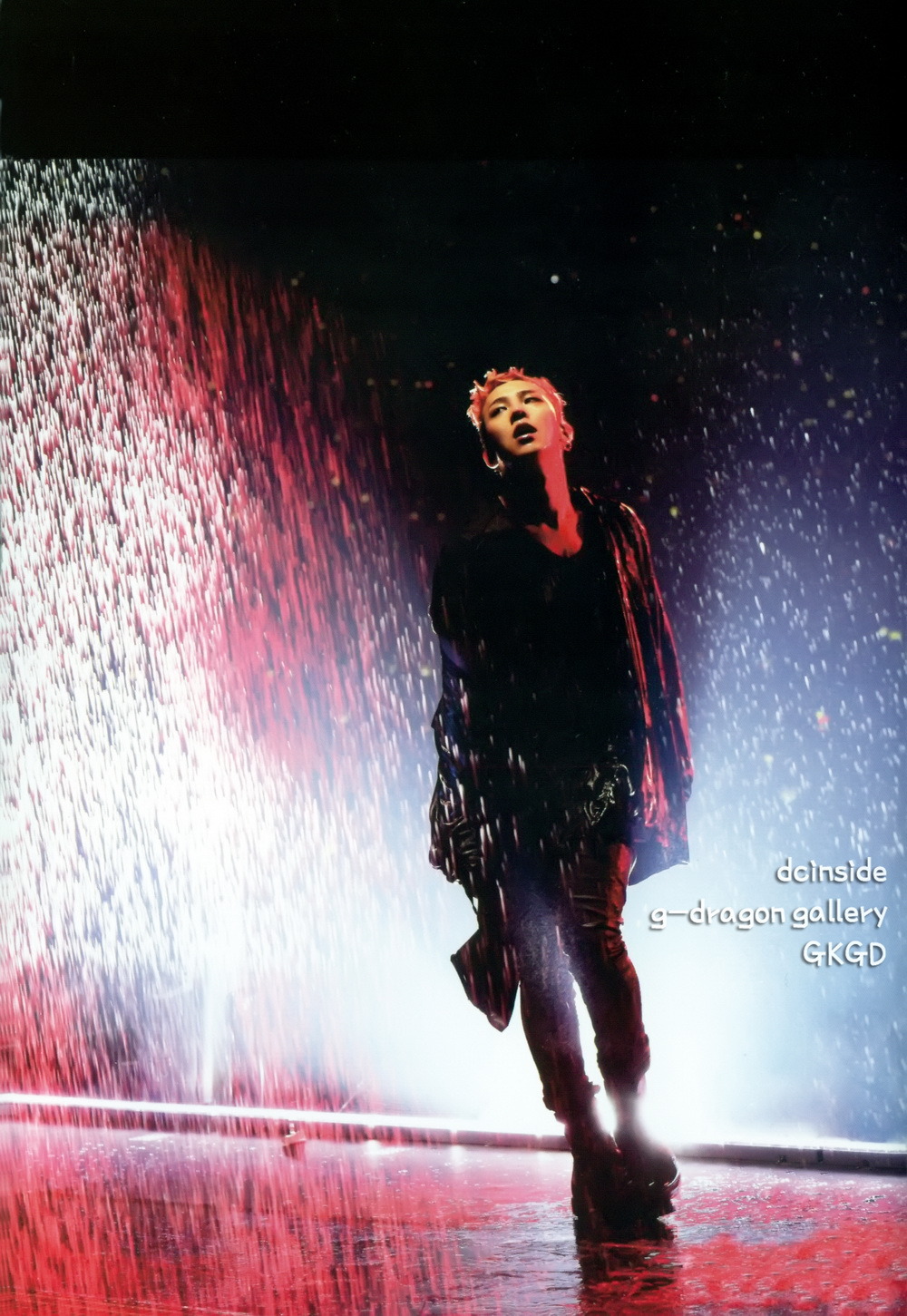 [22/11/2013][Photos] ONE OF A KIND World Tour In Japan Dome Special (HD Scans) Tumblr_mwn4451TIH1qb2yato3_1280