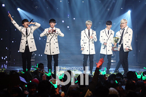 NEWS.PICz| صور B.A.P في Show Champion بتاريخ 140212 .. Tumblr_n0vtlhvkNj1rnkj5ho1_500