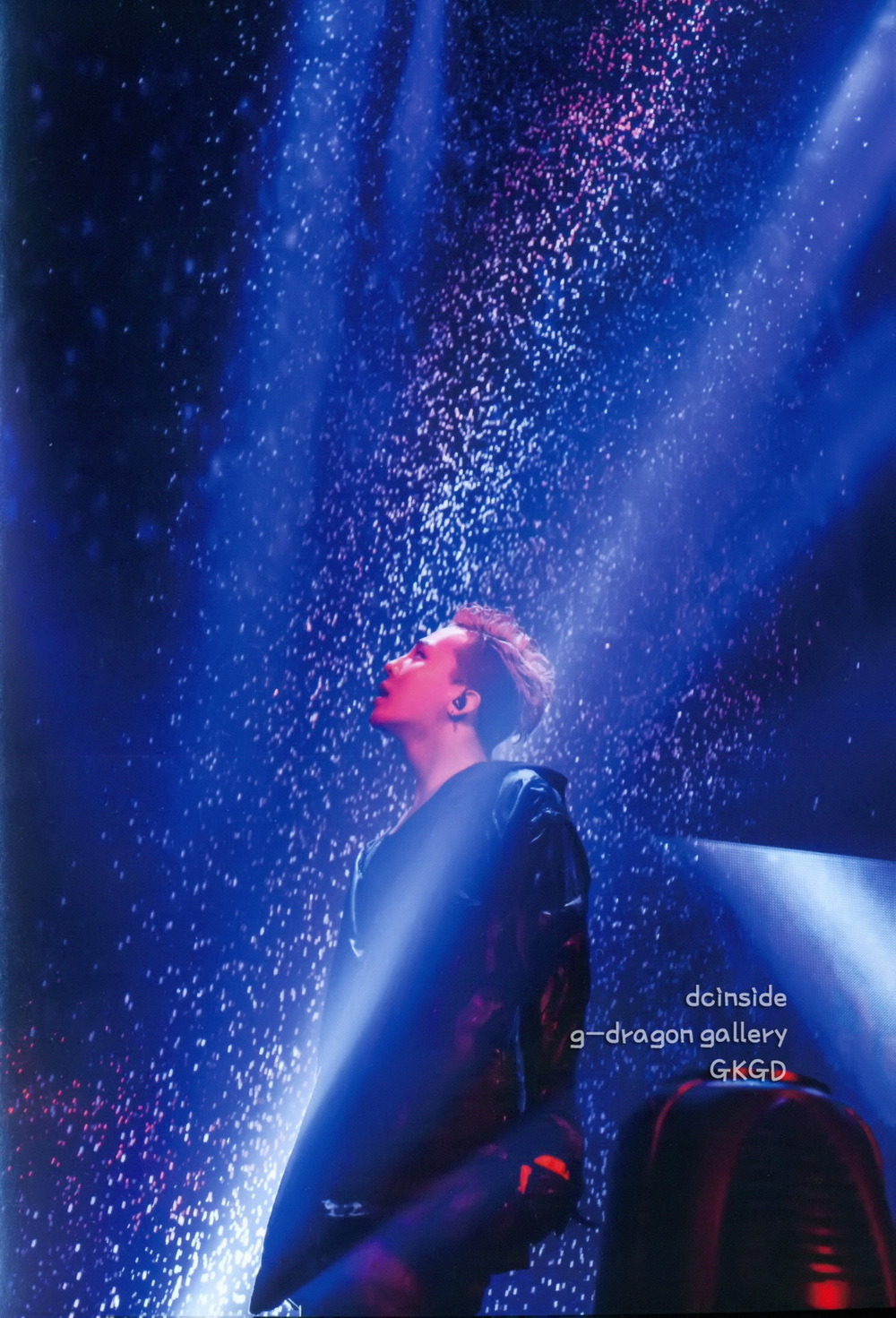 [22/11/2013][Photos] ONE OF A KIND World Tour In Japan Dome Special (HD Scans) Tumblr_mwn4451TIH1qb2yato4_1280