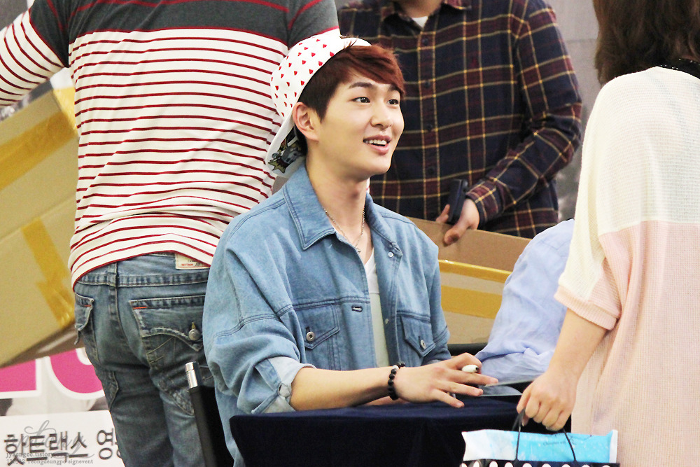 130512 Onew @ "Why So Serious" Fansigning #9: Yongdeungpo Tumblr_mn2vphodTa1r8fs1io2_1280