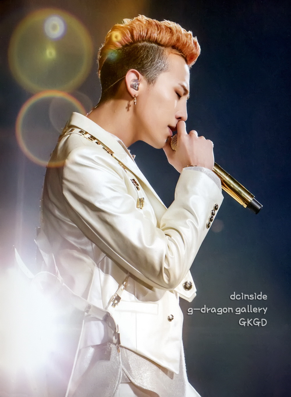 [22/11/2013][Photos] ONE OF A KIND World Tour In Japan Dome Special (HD Scans) Tumblr_mwn40el8yz1qb2yato4_1280