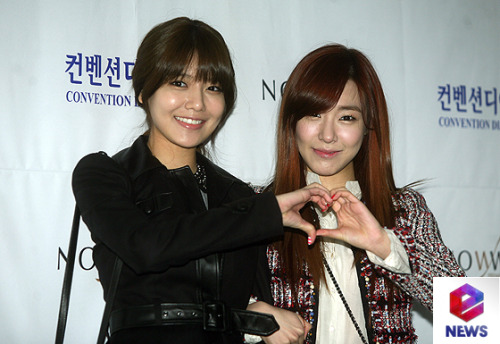 [PIC][16-12-2012]Tiffany và SooYoung đến tham dự lễ cưới của Hong Rok-ki vào trưa nay Tumblr_mf3uf0gaGV1qcrncao1_500