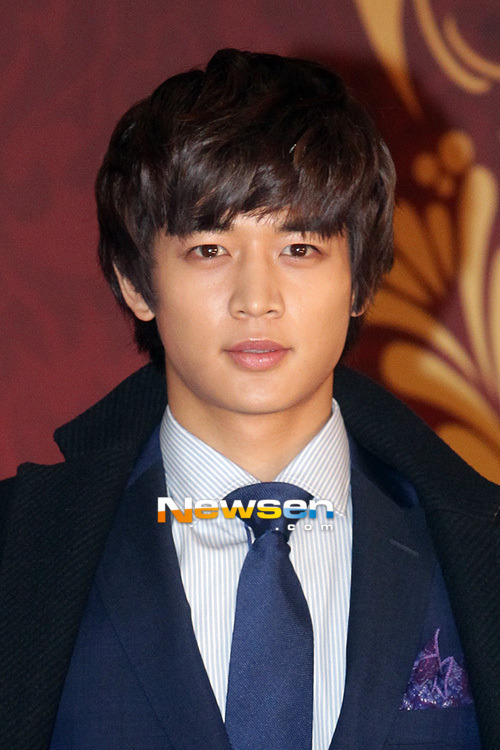 121231 Minho @ 2012 SBS Drama Awards Tumblr_mfwetjjaHM1rsplwwo1_500