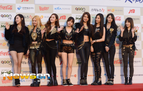 [PIC][12-02-2014]Hình ảnh mới nhất từ "THE 3RD GAONCHART K-POP AWARDS" của SNSD + MC Yuri vào tối nay Tumblr_n0vn69FbRJ1sewbc1o1_500