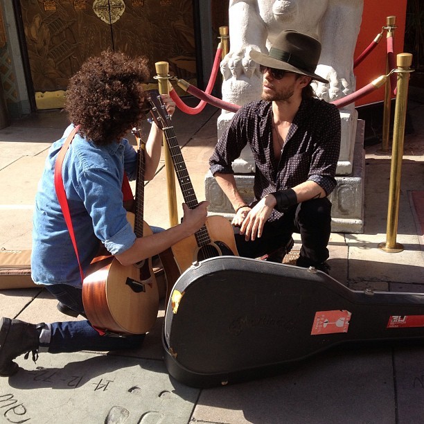 23 mai 2013 Jared et sa guitare dans les rues d'LA Tumblr_mna2p0wMCl1qc5nplo1_1280