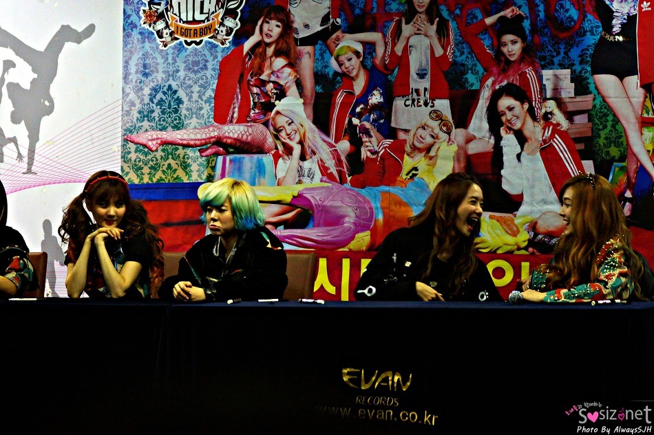 [PIC][26-01-2013]Yuri - SeoHyun - Sunny - YoonA và Jessica xuất hiện tại buổi ký tên cho fan hâm mộ vào tối qua Tumblr_mh710f2CVI1rs68xto4_1280