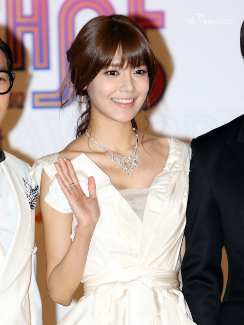 [PIC][30-12-2012]Hình ảnh mới nhất của MC SooYoung tại "2012 SBS Entertainment Awards" tối nay - Page 2 Tumblr_mfxp9ge0QD1rs68xto2_500