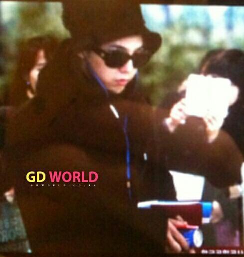 [11/1/13][Pho] TOP, GD và Taeyang tại sân bay Gimpo đến Nhật Tumblr_mgghrj6tno1qb2yato3_500