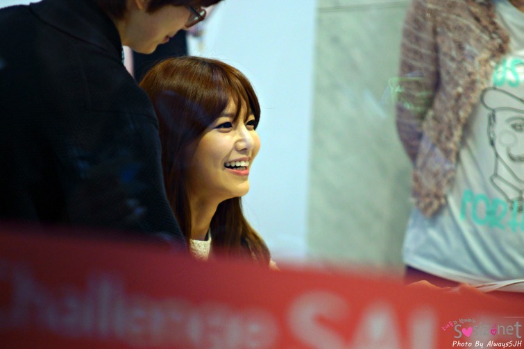 [PIC][06-04-2013]SooYoung xuất hiện tại buổi fansign thứ 2 cho thương hiệu "Double M" vào chiều nay  Tumblr_mku5c2w56F1rs68xto2_1280