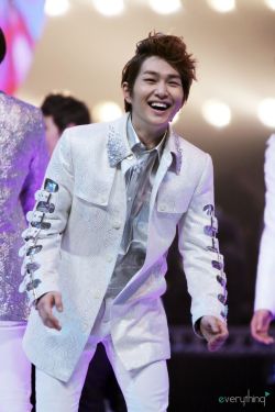 121231/130101 Onew @ MBC Gayo Daejun Tumblr_mfxv7k7pwv1qdtvhxo3_250