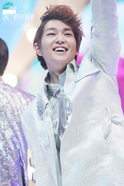 121231/130101 Onew @ MBC Gayo Daejun Tumblr_mfxj67MRmP1qdtvhxo1_250