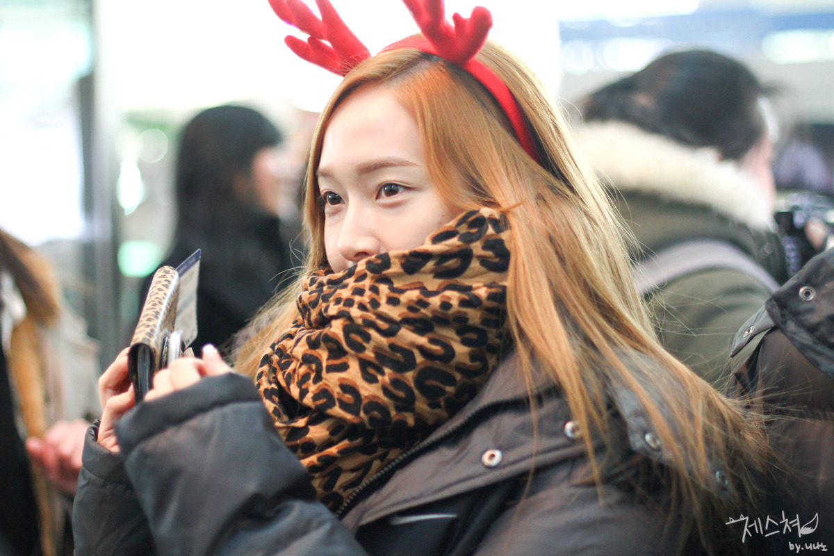 [PIC][24-12-2012]SNSD khởi hành đi Nhật Bản vào sáng nay + 8 thành viên đeo bờm giáng sinh trước sân bay + Sunny vắng mặt vì ốm - Page 4 Tumblr_mfld5dz3vb1rs68xto2_1280