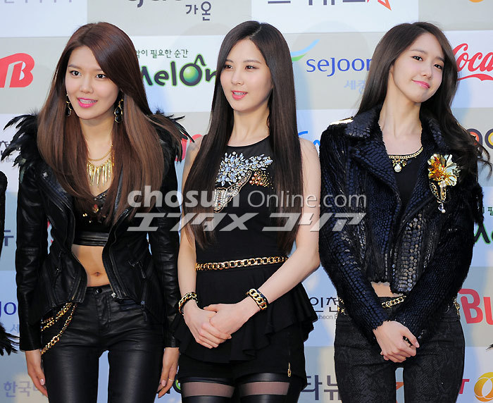 [PIC][12-02-2014]Hình ảnh mới nhất từ "THE 3RD GAONCHART K-POP AWARDS" của SNSD + MC Yuri vào tối nay - Page 2 Tumblr_n0xcfdIyAy1sewbc1o1_1280