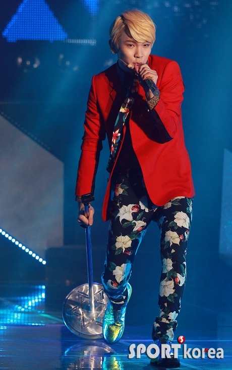 130220 Key @ Naver Comeback Showcase Tumblr_miirhsL6eY1r5kb7po1_500