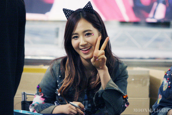 [PIC][26-01-2013]SNSD xuất hiện tại buổi ký tên cho fan hâm mộ vào tối nay Tumblr_mh8rj2lKi61rs68xto1_1280