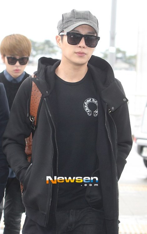 [PICS] [20.04.13] Doojoon @ Incheon Airport to Taiwan Tumblr_mlj7lkQXCs1qzjehuo1_500