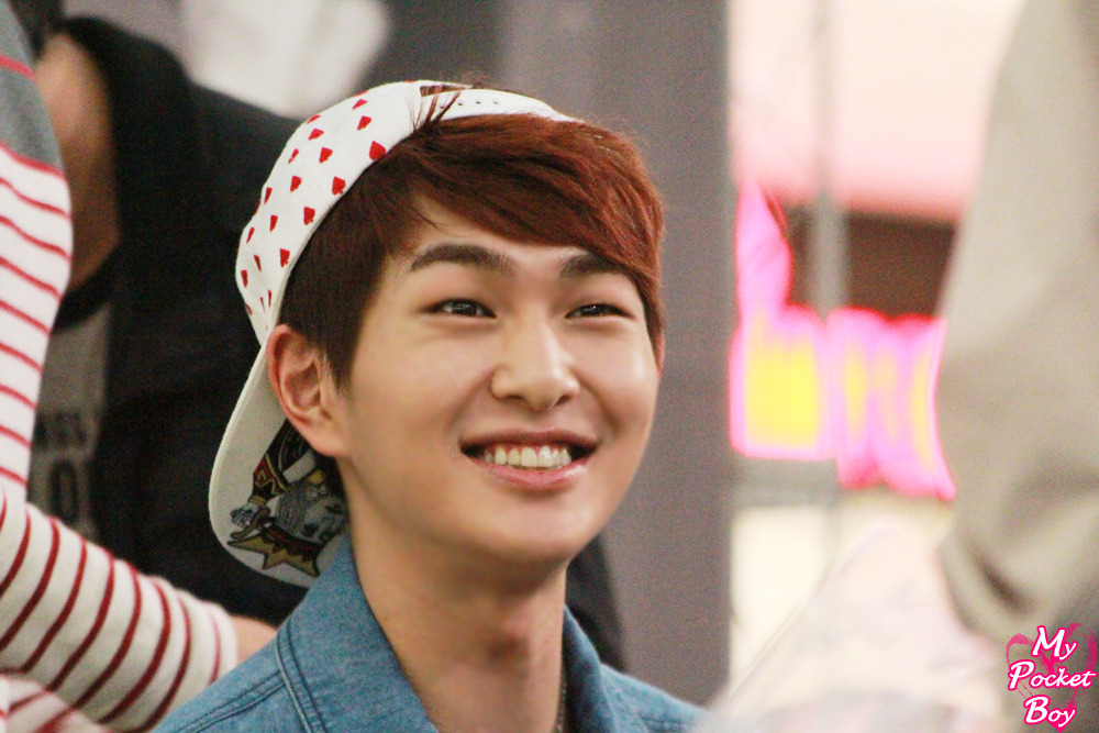 130512 Onew @ "Why So Serious" Fansigning #9: Yongdeungpo Tumblr_mn2vi734Wg1r8fs1io1_1280